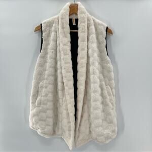 Lucy Woman's White Faux Fur Vest Size Medium Preppy Mob Wife Old Money